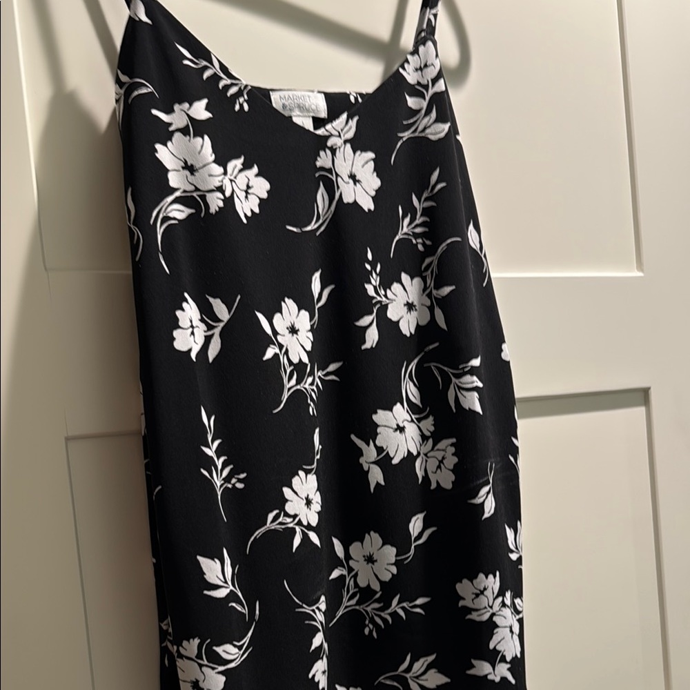 Black and White Floral sleeveless top sz L